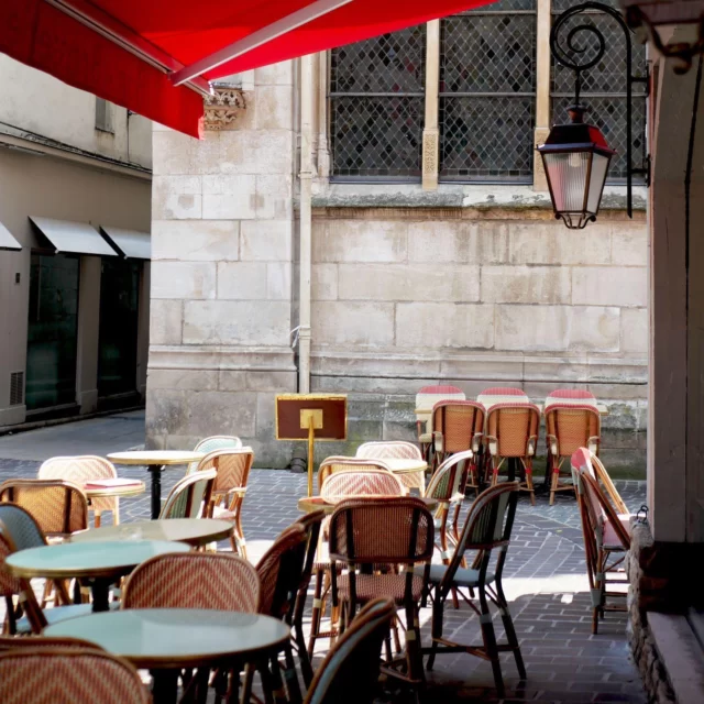 Venez profiter de notre grande terrasse ensoleillée à L’Illustré ! Pour le lunch ou le dîner on vous propose une carte variée et estivale. 🍴