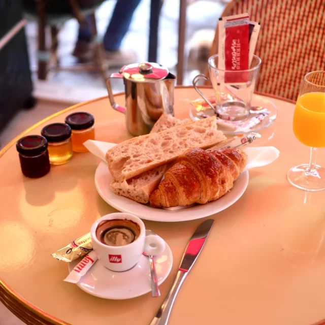 Les petits-déjeuners sont de retour à L’Illustré. C’est le temps de l’été, venez profiter dès le matin des premiers rayons de soleil en terrasse pour bien démarrer la journée 🌞☕️🥐