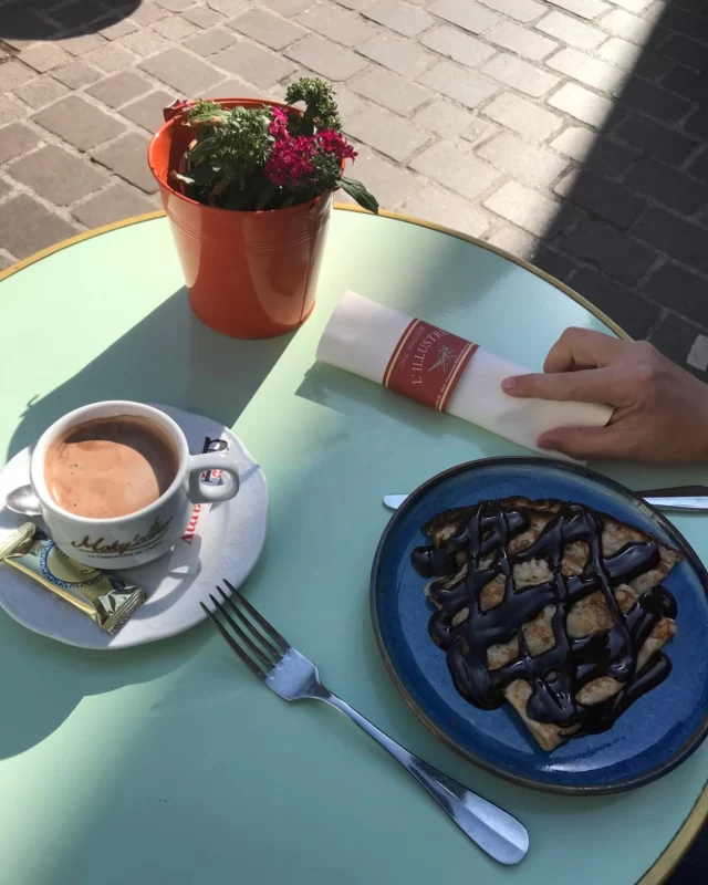 À L’Illustré on profite du goûter tout en savourant les rayons du soleil. Tout au long de la journée il y a des délices à déguster !

#gouter #crêpe #terrasse #soleil #troyes