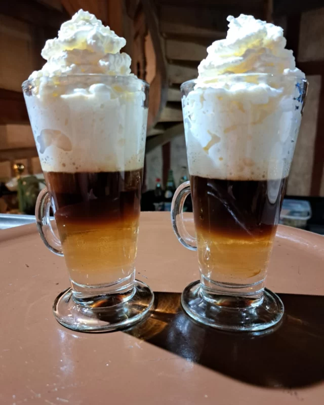 À L’Illustré le café se déguste sous toutes les formes, tout au long de la journée et même de la soirée : de l’expresso à l’Irish coffee en passant par le café gourmand ou encore l’affogato ! Du café à toutes les sauces, pour tous les goûts !

#coffee #cafe #troyes #brasserie #delice