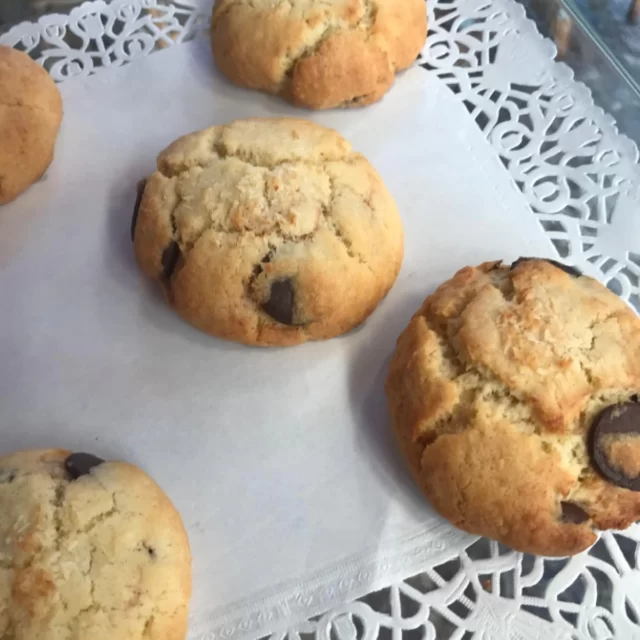 Les pauses goûter à L’Illustré sont toujours une bonne idée ! Une boisson chaude assortie de l’une de nos pâtisseries maison, comme ces cookies tout juste sortis du four sont le réconfort idéal !